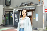 安藤玉恵。実家であるとんかつ屋・どん平の前にて。（撮影：牧野智晃）