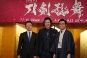 歌舞伎「刀剣乱舞 東鑑雪魔縁（あずまかがみゆきのみだれ）」の記者会見より。左から脚本を手がける松岡亮、演出・出演の尾上松也、演出の尾上菊之丞。