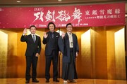 歌舞伎「刀剣乱舞 東鑑雪魔縁（あずまかがみゆきのみだれ）」の記者会見より。左から脚本を手がける松岡亮、演出・出演の尾上松也、演出の尾上菊之丞。