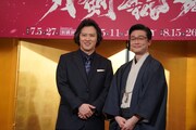 歌舞伎「刀剣乱舞 東鑑雪魔縁（あずまかがみゆきのみだれ）」の記者会見より。左から演出・出演の尾上松也、演出の尾上菊之丞。