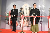 「尾上菊之助改め八代目尾上菊五郎 尾上丑之助改め六代目尾上菊之助 襲名展」オープニングセレモニーの様子。左から銀座三越の山下賢二店長、八代目尾上菊五郎。