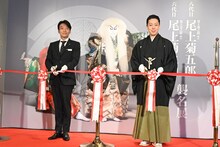 「尾上菊之助改め八代目尾上菊五郎 尾上丑之助改め六代目尾上菊之助 襲名展」オープニングセレモニーの様子。左から銀座三越の山下賢二店長、八代目尾上菊五郎。