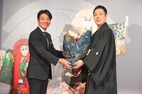 「尾上菊之助改め八代目尾上菊五郎 尾上丑之助改め六代目尾上菊之助 襲名展」オープニングセレモニーの様子。左から銀座三越の山下賢二店長、八代目尾上菊五郎。