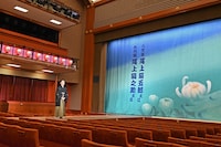 松竹創業百三十周年 尾上菊之助改め八代目尾上菊五郎襲名披露 尾上丑之助改め六代目尾上菊之助襲名披露「六月大歌舞伎」祝幕お披露目会見の様子。