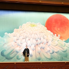 八代目尾上菊五郎がティファニーブルーの祝幕に感慨「夢のよう」、銀座三越で「襲名展」も開幕