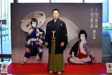 「尾上菊之助改め八代目尾上菊五郎 尾上丑之助改め六代目尾上菊之助 襲名展」の会場を訪れた、八代目尾上菊五郎。等身大アクリルスタンドが設置されたフォトスポットにて。
