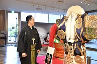 「尾上菊之助改め八代目尾上菊五郎 尾上丑之助改め六代目尾上菊之助 襲名展」を見て回る、八代目尾上菊五郎。