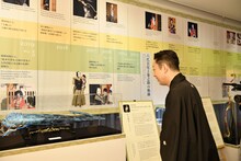 「尾上菊之助改め八代目尾上菊五郎 尾上丑之助改め六代目尾上菊之助 襲名展」を見て回る、八代目尾上菊五郎。