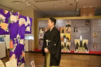 「尾上菊之助改め八代目尾上菊五郎 尾上丑之助改め六代目尾上菊之助 襲名展」を見て回る、八代目尾上菊五郎。