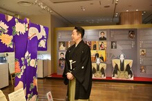 「尾上菊之助改め八代目尾上菊五郎 尾上丑之助改め六代目尾上菊之助 襲名展」を見て回る、八代目尾上菊五郎。