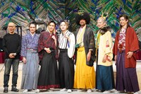 舞台「近松忠臣蔵」取材会より。左から鈴木勝秀、瀧陽次朗（少年忍者）、橋本良亮（A.B.C-Z）、佐藤流司、ブラザートム、細見大輔、瀬戸祐介。