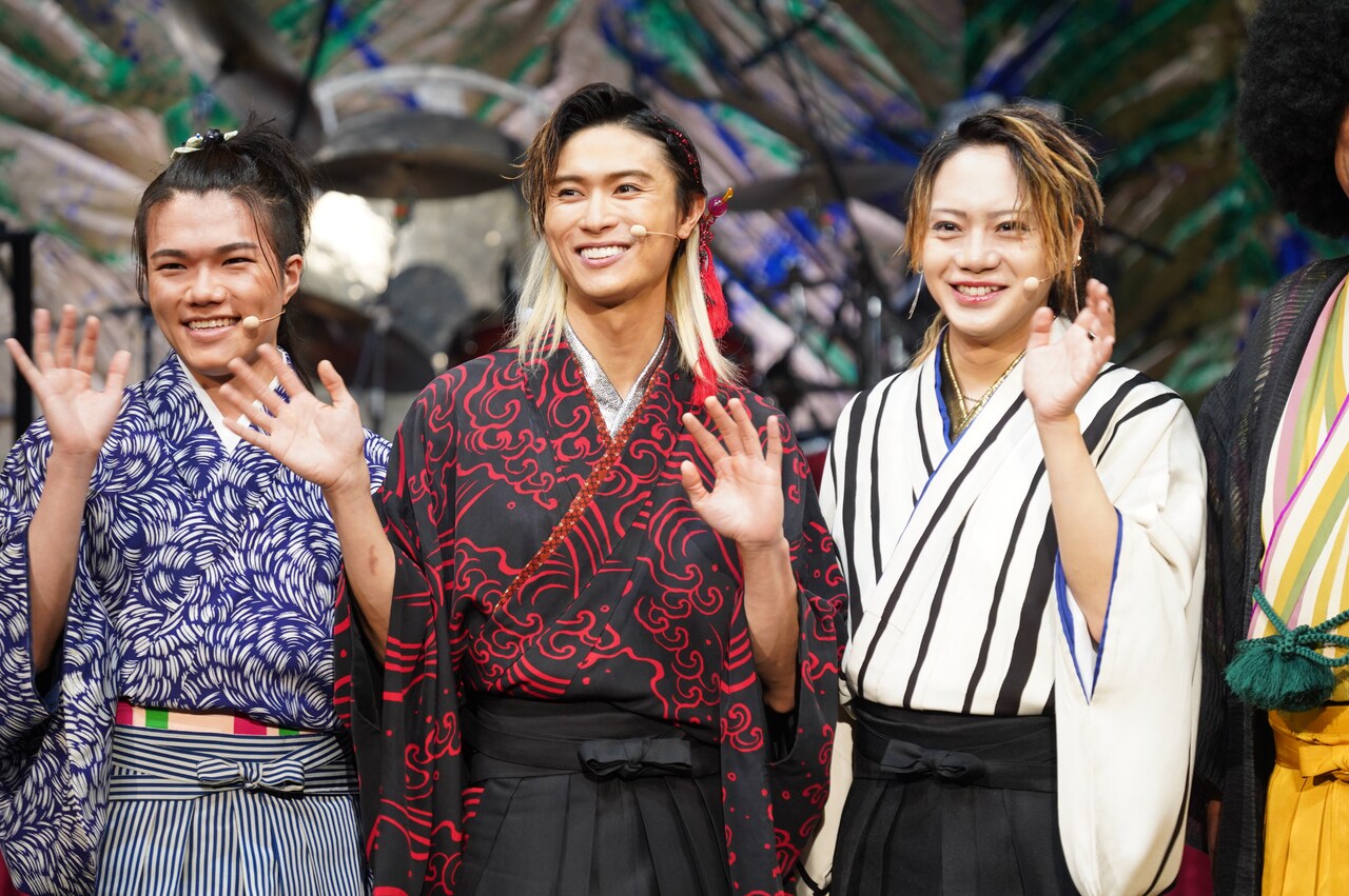 左から瀧陽次朗（少年忍者）、橋本良亮（A.B.C-Z）、佐藤流司。 - 佐藤