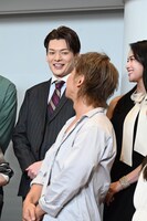 崎山つばさ（後列）を、「この距離で見てもカッコいい！」と称賛する松岡充（前列）。