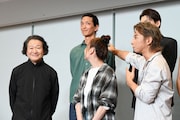 渡部豪太(後列左)の差し入れがうれしかったと、身振り手振りを交えて語る松岡充(前列右)。