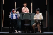 舞台「午前0時のラジオ局ー満月のSAGAー」より。(Photo by GEKKO)