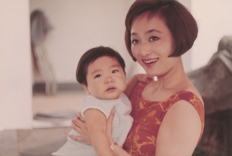 左から、幼少期の市川中車（香川照之）、浜木綿子。