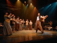 兵庫県立ピッコロ劇団 第82回公演「新天地へ～ある移民の物語～」より。（撮影：堀川高志 / kutowans studio）