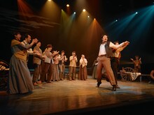 兵庫県立ピッコロ劇団 第82回公演「新天地へ～ある移民の物語～」より。（撮影：堀川高志 / kutowans studio）