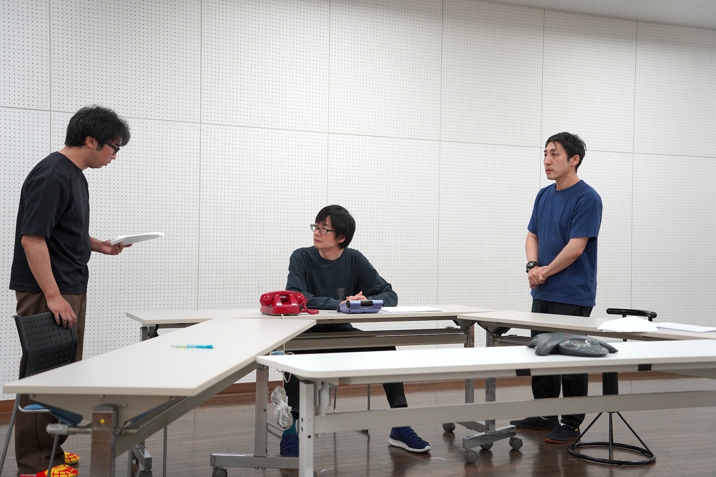 THE ROB CARLTON 19F「ENCOUNTERS with TOO MICHI」稽古の様子。左から代役によるジェネラル、森下亮演じるプレジデント、高阪勝之演じるセクレタリー。