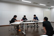 THE ROB CARLTON 19F「ENCOUNTERS with TOO MICHI」稽古の様子。左から代役によるジェネラル、森下亮演じるプレジデント、高阪勝之演じるセクレタリー、村角太洋。