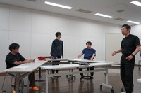 THE ROB CARLTON 19F「ENCOUNTERS with TOO MICHI」稽古の様子、左から代役によるジェネラル、森下亮演じるプレジデント、高阪勝之演じるセクレタリー、村角太洋。