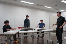 THE ROB CARLTON 19F「ENCOUNTERS with TOO MICHI」稽古の様子、左から代役によるジェネラル、森下亮演じるプレジデント、高阪勝之演じるセクレタリー、村角太洋。