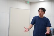 THE ROB CARLTON 19F「ENCOUNTERS with TOO MICHI」稽古の様子、高阪勝之演じるセクレタリー。