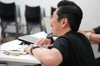 THE ROB CARLTON 19F「ENCOUNTERS with TOO MICHI」稽古の様子を見つめる村角太洋。