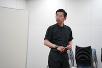 THE ROB CARLTON 19F「ENCOUNTERS with TOO MICHI」稽古より、アクティングエリアに立って一緒に演出を考える村角太洋。