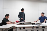 THE ROB CARLTON 19F「ENCOUNTERS with TOO MICHI」稽古の様子、THE ROB CARLTON 19F「ENCOUNTERS with TOO MICHI」稽古の様子。左からボブ・マーサム演じるジェネラル、森下亮演じるプレジデント、高阪勝之演じるセクレタリー。