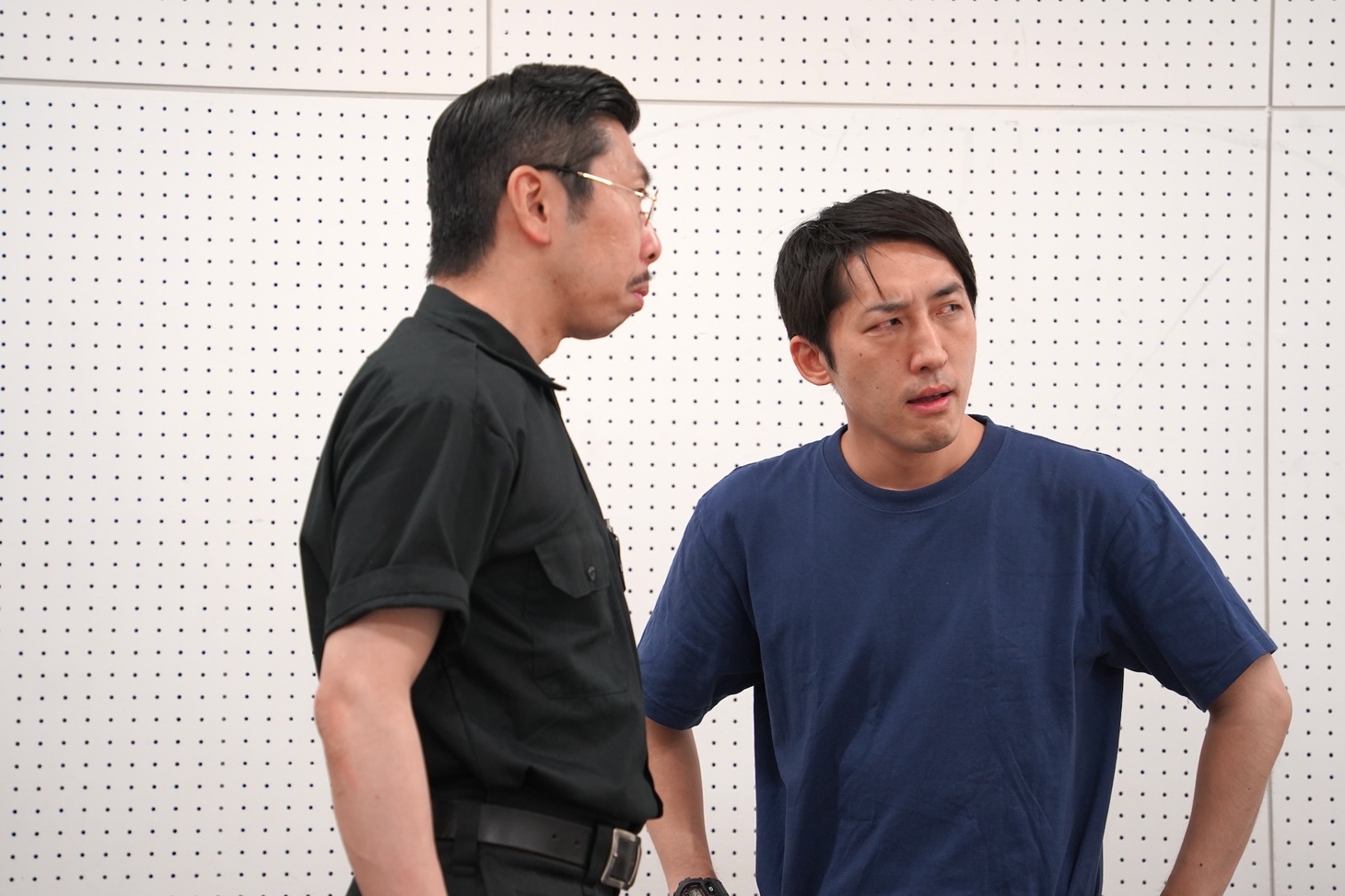 THE ROB CARLTON 19F「ENCOUNTERS with TOO MICHI」稽古の様子。プレジデントの意見にハッとするボブ・マーサム演じるジェネラル（左）、高阪勝之演じるセクレタリー。