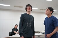 THE ROB CARLTON 19F「ENCOUNTERS with TOO MICHI」稽古の様子。左からボブ・マーサム演じるジェネラル、森下亮演じるプレジデント、高阪勝之演じるセクレタリー。