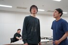 THE ROB CARLTONがいたって真面目に稽古中、“壮大で些細すぎる”「ENCOUNTERS with TOO MICHI」