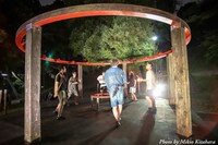 平泳ぎ本店 第9回公演「英雄たち」より。（撮影：北原美喜男）