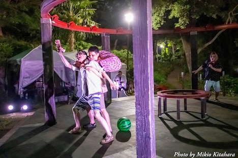 平泳ぎ本店 第9回公演「英雄たち」より。(撮影:北原美喜男)