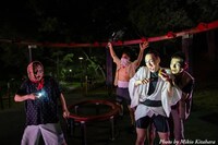 平泳ぎ本店 第9回公演「英雄たち」より。（撮影：北原美喜男）