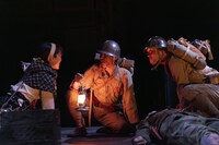 劇団チョコレートケーキ「ガマ」より。（撮影：池村隆司）