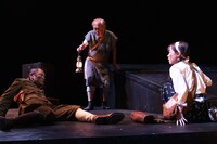 劇団チョコレートケーキ「ガマ」より。（撮影：池村隆司）