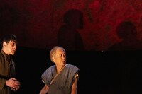 劇団チョコレートケーキ「ガマ」より。（撮影：池村隆司）