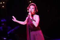 「Nostalgic Cabaret」より、霧矢大夢。