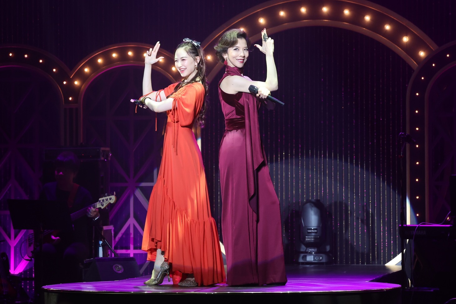 「Nostalgic Cabaret」より。左から星風まどか、霧矢大夢。