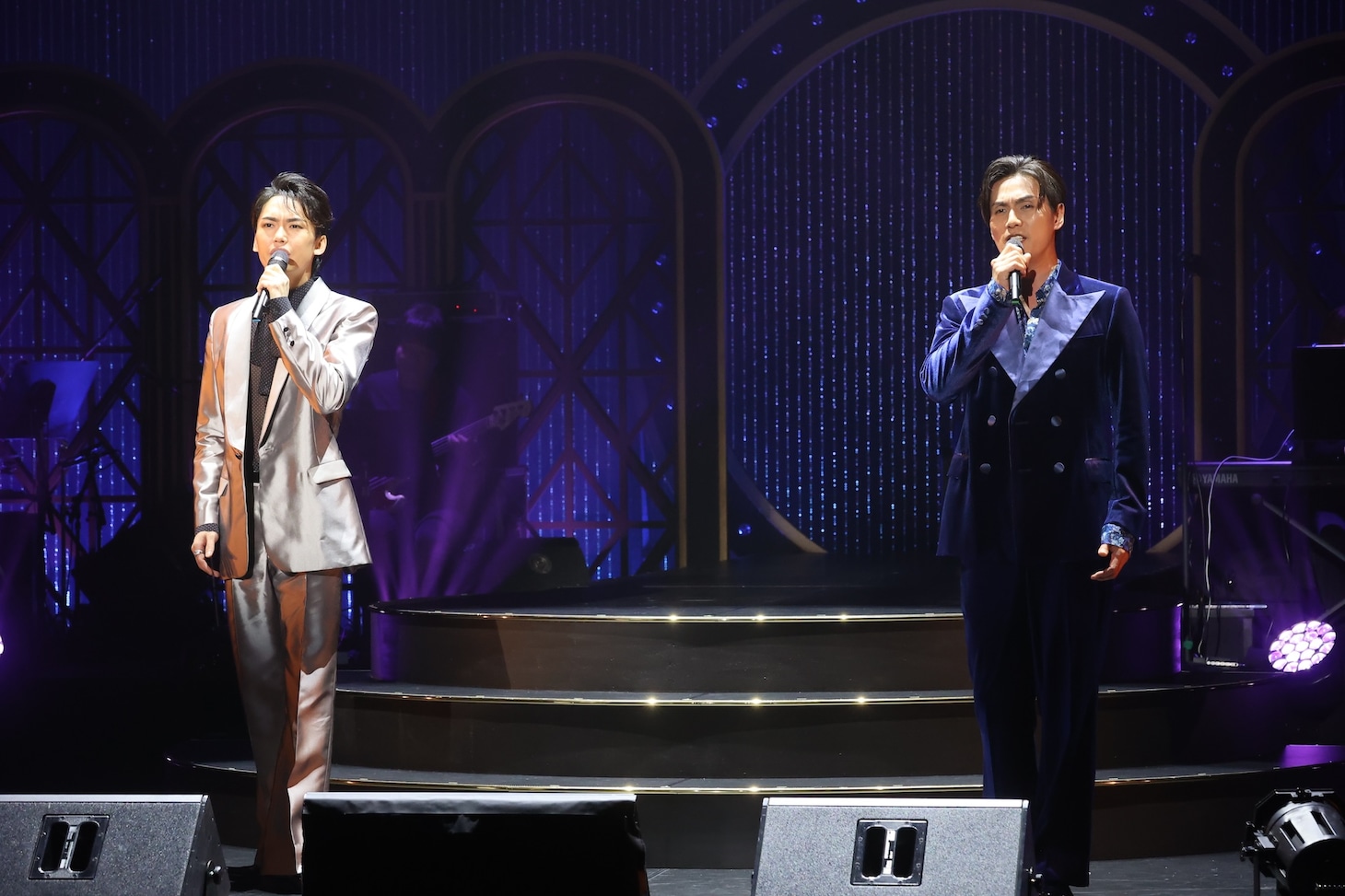 「Nostalgic Cabaret」より。左から内海啓貴、加藤和樹。