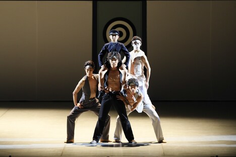 東京バレエ団「M」より。(Photo by Kiyonori Hasegawa)