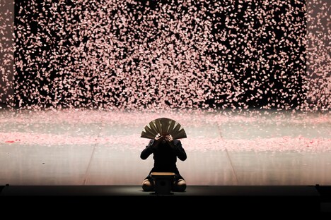 東京バレエ団「M」より。(Photo by Kiyonori Hasegawa)