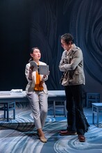 劇団俳優座 No.359「PERFECT」より。（撮影：坂内太）