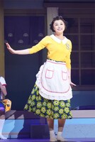 舞台「サザエさん」より、藤原紀香扮するフグ田サザエ。