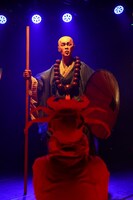 花組ヌーベル ミュージカル「平家蟹」浦組より。（撮影：古元道広）