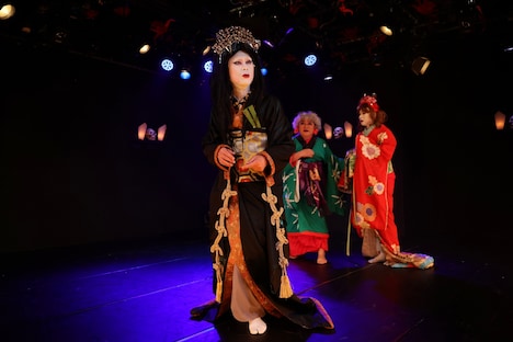 花組ヌーベル ミュージカル「平家蟹」浦組より。（撮影：古元道広）