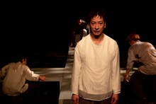 サファリ・P 第11回公演「悪童日記」より。（撮影：松本成弘）