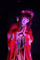 花組ヌーベル ミュージカル「平家蟹」浜組より。（撮影：古元道広）